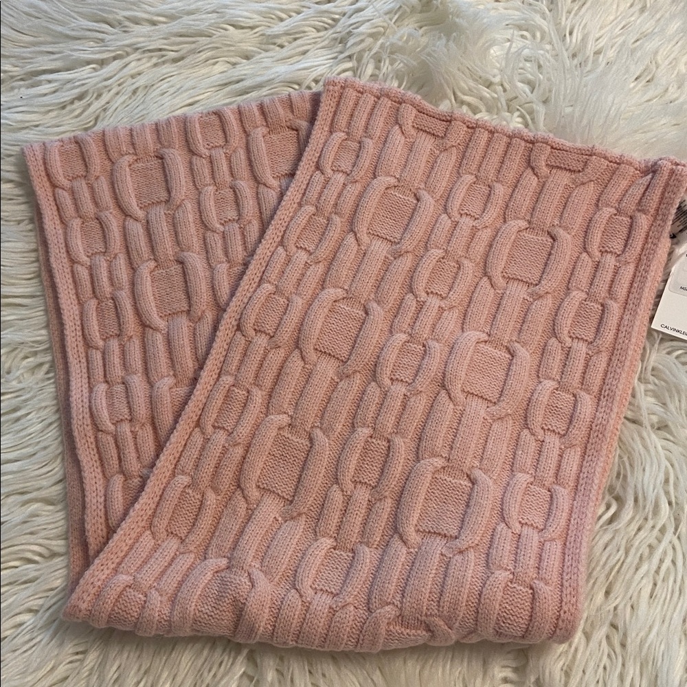 Calvin Klein Pink Knit Scarf one size it’s a infinity loop wide 10” brand new - Picture 8 of 8
